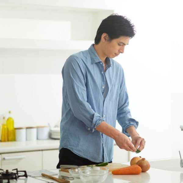 healthy man preparing vegetables